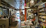 Den Wandel leben und Haltung zeigen: Ein Gang mit Dorothee Junck durch den Buchladen